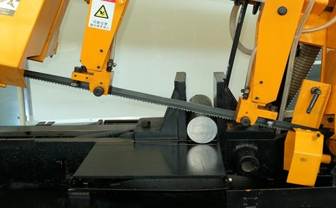 云城数控带锯床自动送料精度会出现偏差吗？