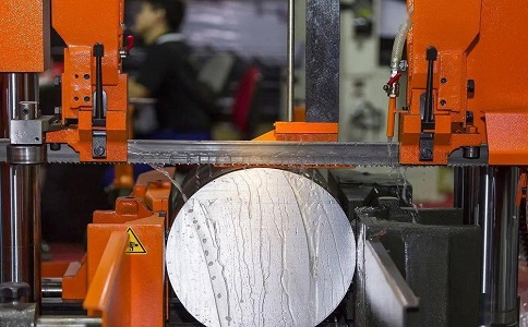 云城立式金属带锯床切削出现跑带故障解决方法！